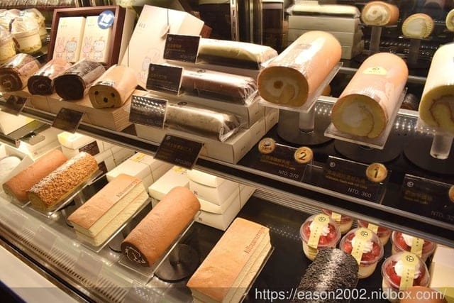 台北車站療癒系甜品推薦。#橘村屋。Oreo巧克力捲（彌月蛋糕推薦），嚴選比利時73%苦甜巧克力醬&OREO餅乾碎片。草莓杯杯，大湖草莓加上鮮緻綿密的蛋糕體搭上卡士達醬，超軟Q布丁，多層次的口感
