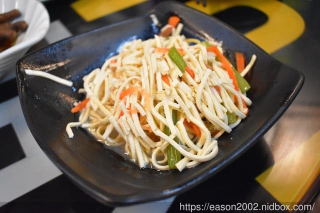信義安和海鮮熱炒烤物。噗嚨哄海鮮熱炒。運用創意巧思將食材口味變得豐富有層次，誰說熱炒店怎麼點都是那幾道菜？