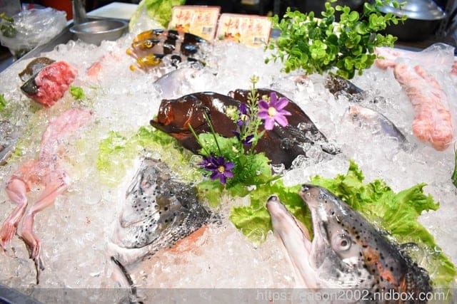 信義安和海鮮熱炒烤物。噗嚨哄海鮮熱炒。運用創意巧思將食材口味變得豐富有層次，誰說熱炒店怎麼點都是那幾道菜？
