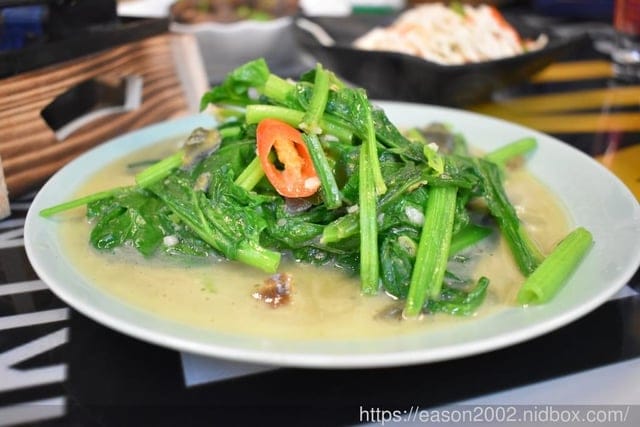 信義安和海鮮熱炒烤物。噗嚨哄海鮮熱炒。運用創意巧思將食材口味變得豐富有層次，誰說熱炒店怎麼點都是那幾道菜？