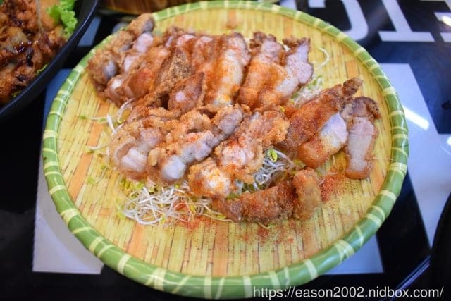 信義安和海鮮熱炒烤物。噗嚨哄海鮮熱炒。運用創意巧思將食材口味變得豐富有層次，誰說熱炒店怎麼點都是那幾道菜？
