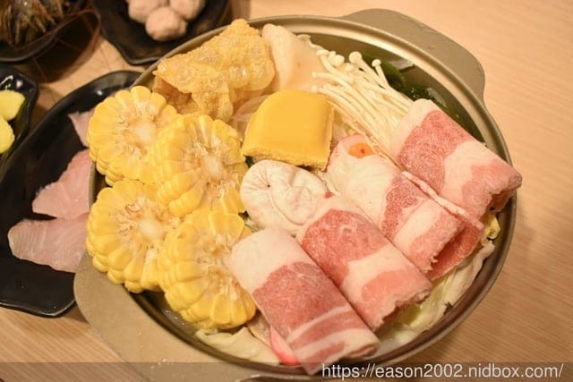 蘆洲火鍋。鍋賣局百元小火鍋（蘆洲長安店）。親民價位就能享用各國不同風味鍋物湯頭，無限量供應自助吧，超高CP值