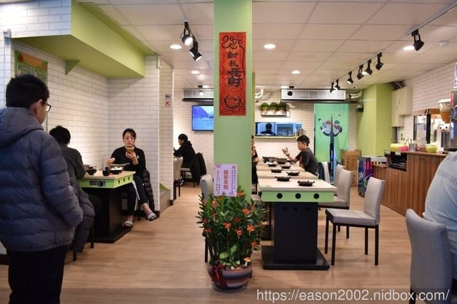 蘆洲火鍋。鍋賣局百元小火鍋（蘆洲長安店）。親民價位就能享用各國不同風味鍋物湯頭，無限量供應自助吧，超高CP值