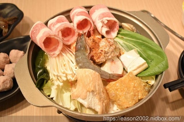 蘆洲火鍋。鍋賣局百元小火鍋（蘆洲長安店）。親民價位就能享用各國不同風味鍋物湯頭，無限量供應自助吧，超高CP值