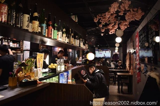 萬華居酒屋。#喜舍居酒屋。結合現代與懷舊日式風格的裝置藝術。食材新鮮嚴選，創意日式料理推薦