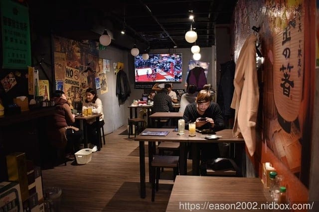 萬華居酒屋。#喜舍居酒屋。結合現代與懷舊日式風格的裝置藝術。食材新鮮嚴選，創意日式料理推薦