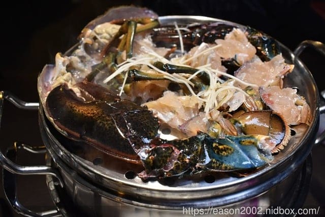 新北美食推薦。#蒸翻天蒸氣火鍋。蒸翻天 海鮮蒸氣塔（林口店）。真正饕客才懂得美味。用蒸的才能吃到海鮮的原始鮮甜滋味。霸氣的生猛海鮮94狂。海鮮塔後的精緻鍋物與黃金干貝粥，讓人意猶未盡