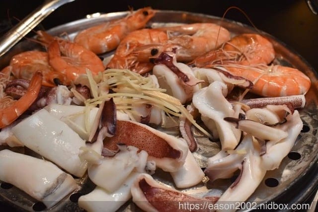 新北美食推薦。#蒸翻天蒸氣火鍋。蒸翻天 海鮮蒸氣塔（林口店）。真正饕客才懂得美味。用蒸的才能吃到海鮮的原始鮮甜滋味。霸氣的生猛海鮮94狂。海鮮塔後的精緻鍋物與黃金干貝粥，讓人意猶未盡
