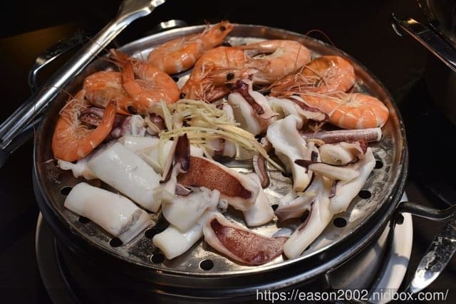 新北美食推薦。#蒸翻天蒸氣火鍋。蒸翻天 海鮮蒸氣塔（林口店）。真正饕客才懂得美味。用蒸的才能吃到海鮮的原始鮮甜滋味。霸氣的生猛海鮮94狂。海鮮塔後的精緻鍋物與黃金干貝粥，讓人意猶未盡