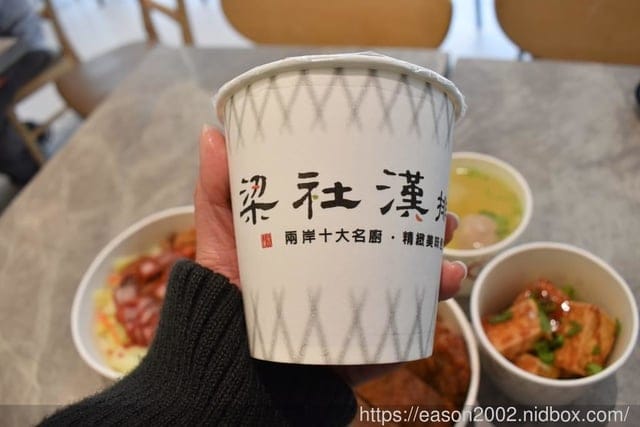 #梁社漢排骨 民生承德店。近雙連捷運站步行約2分鐘。新崛起的排骨便當連鎖店。智慧型餐點方式，省時又便利。排骨大塊，口感紮實。環境乾淨衛生