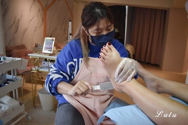 台北美甲【Winnie美學東區美甲美睫/日式無痛除毛】捷運忠孝復興站2號出口旁！年前大掃除，足底、手部深層保養加凝膠上色，美麗心情迎接嶄新的一年