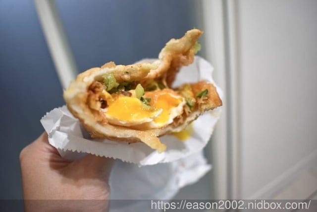 銅板美食推薦。#BOOM炸蛋蔥油餅（萬華梧州店）。酥脆口感的蔥油餅加蛋。起司、泡菜、熱狗、火腿，每樣只要NT$10，四種配料隨你加
