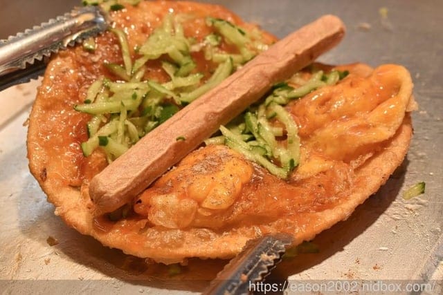銅板美食推薦。#BOOM炸蛋蔥油餅（萬華梧州店）。酥脆口感的蔥油餅加蛋。起司、泡菜、熱狗、火腿，每樣只要NT$10，四種配料隨你加