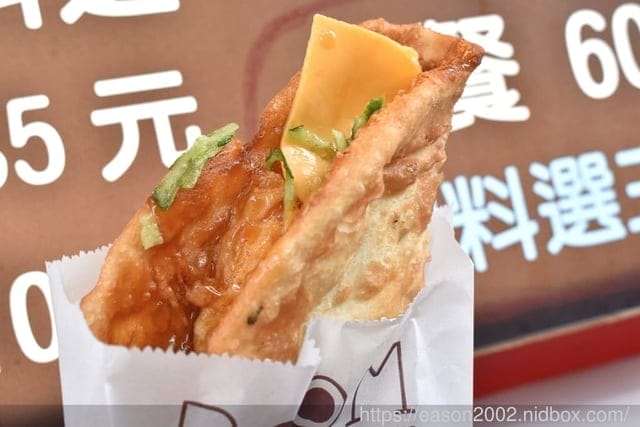 銅板美食推薦。#BOOM炸蛋蔥油餅（萬華梧州店）。酥脆口感的蔥油餅加蛋。起司、泡菜、熱狗、火腿，每樣只要NT$10，四種配料隨你加