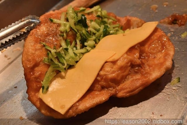 銅板美食推薦。#BOOM炸蛋蔥油餅（萬華梧州店）。酥脆口感的蔥油餅加蛋。起司、泡菜、熱狗、火腿，每樣只要NT$10，四種配料隨你加