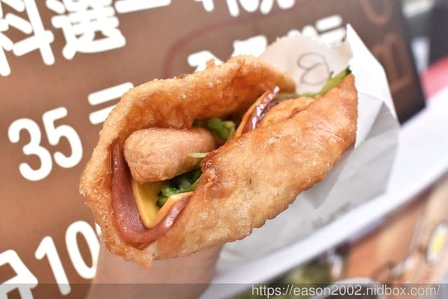 銅板美食推薦。#BOOM炸蛋蔥油餅（萬華梧州店）。酥脆口感的蔥油餅加蛋。起司、泡菜、熱狗、火腿，每樣只要NT$10，四種配料隨你加