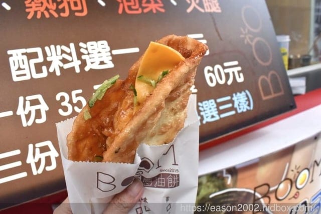 銅板美食推薦。#BOOM炸蛋蔥油餅（萬華梧州店）。酥脆口感的蔥油餅加蛋。起司、泡菜、熱狗、火腿，每樣只要NT$10，四種配料隨你加