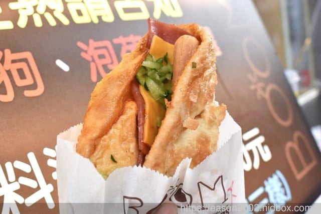 銅板美食推薦。#BOOM炸蛋蔥油餅（萬華梧州店）。酥脆口感的蔥油餅加蛋。起司、泡菜、熱狗、火腿，每樣只要NT$10，四種配料隨你加