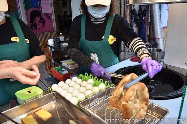 銅板美食推薦。#BOOM炸蛋蔥油餅（萬華梧州店）。酥脆口感的蔥油餅加蛋。起司、泡菜、熱狗、火腿，每樣只要NT$10，四種配料隨你加