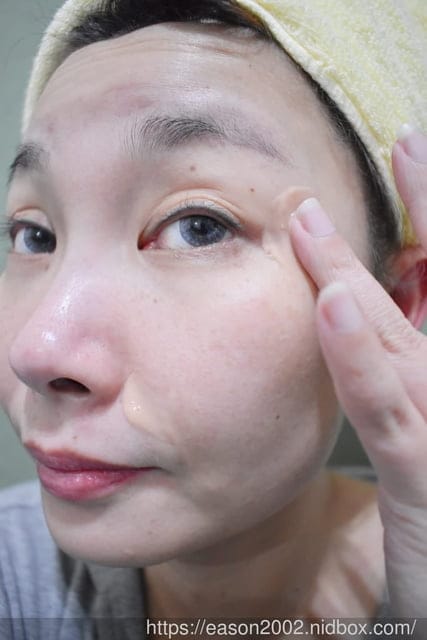 眼尾、法令紋、嘴角等細紋，通通OUT。Forever Flawless 24K黃金緊緻修護筆，讓你超有感!