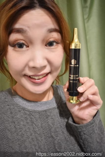 眼尾、法令紋、嘴角等細紋，通通OUT。Forever Flawless 24K黃金緊緻修護筆，讓你超有感!