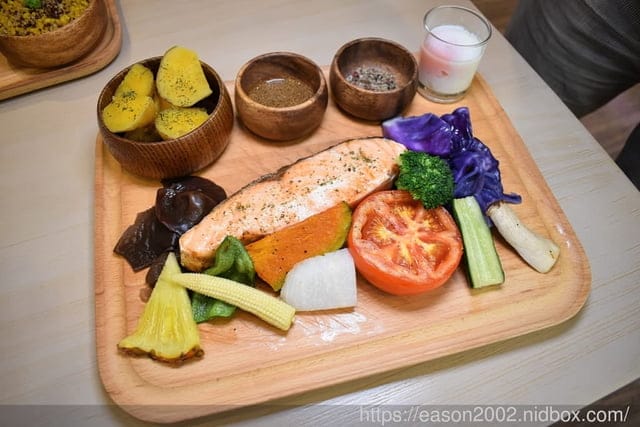 無糖、無奶、低GI、好油、低鹽、原型食材、低溫烹調的舒肥料理。#腰果花砧板原食料理-天母店