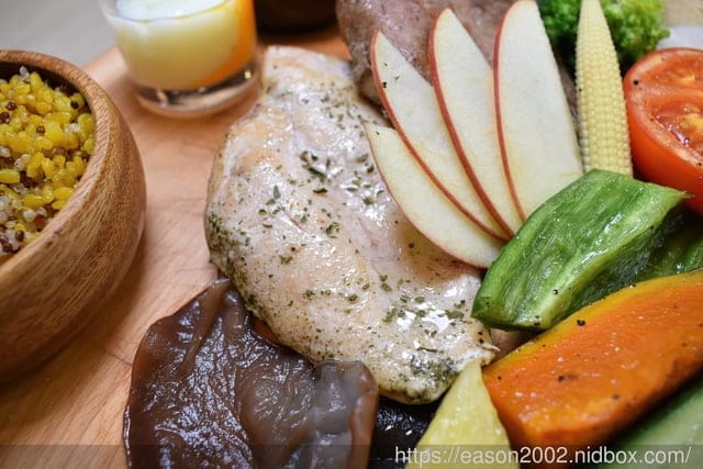 無糖、無奶、低GI、好油、低鹽、原型食材、低溫烹調的舒肥料理。#腰果花砧板原食料理-天母店