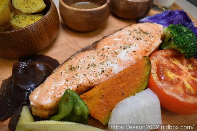 無糖、無奶、低GI、好油、低鹽、原型食材、低溫烹調的舒肥料理。#腰果花砧板原食料理-天母店