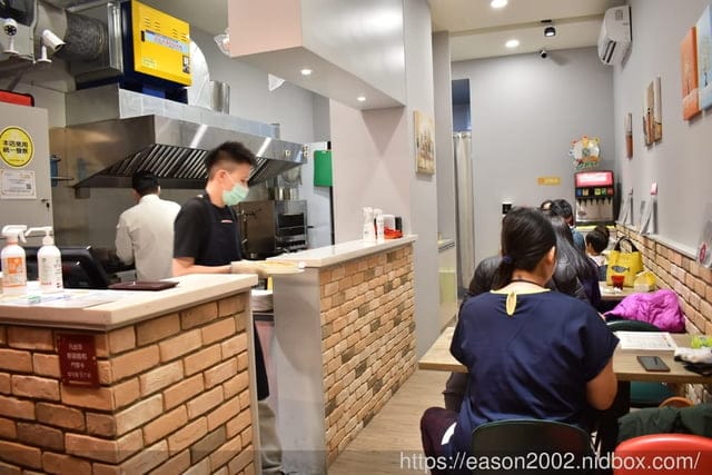 西門義大利麵。Win Win Pasta 艋舺店 魔法義大利。平價義大利麵推薦。共餐加價80元，可享免費飲料、濃湯無限量供應，免費麵包一份