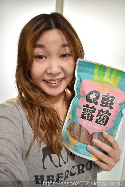 NEW療癒蜜零食。仙園海鮮會館#Q蜜蘿蔔。使用澳洲紅蘿蔔加上麥芽糖，精心熬煮12小時的甜嫩與蜜香。全家大小，親朋好友一同享用的休閒零嘴