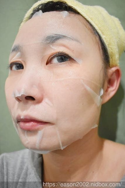 好用醫美面膜推薦。MOUMOON DNA凝時迴齡面膜。羽絲絨面膜，完整服貼臉部肌膚，將精華成分注入肌膚裡。使用後保濕Q彈，充足的保水度連毛孔都縮小了