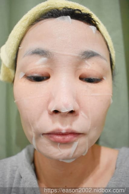 好用醫美面膜推薦。MOUMOON DNA凝時迴齡面膜。羽絲絨面膜，完整服貼臉部肌膚，將精華成分注入肌膚裡。使用後保濕Q彈，充足的保水度連毛孔都縮小了