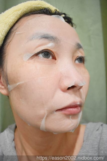 好用醫美面膜推薦。MOUMOON DNA凝時迴齡面膜。羽絲絨面膜，完整服貼臉部肌膚，將精華成分注入肌膚裡。使用後保濕Q彈，充足的保水度連毛孔都縮小了