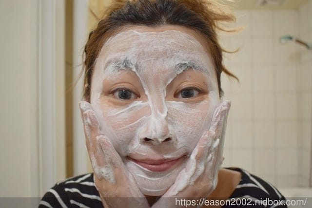 Finisia菲妮夏亮白美容皂。堅持45天天然熟成固化，保留天然保濕因子（甘油），洗後清爽不緊繃。快速起泡，泡沫量豐富，深入毛孔，洗淨全臉髒污