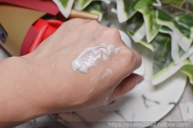 25歲輕熟齡肌膚使用的凍齡秘笈。TKLAB 植肌生技 多肽凍齡抗皺輕乳霜。質地清爽不黏膩，小分子好吸收。肌膚表面形成保護膜，保濕鎖水一次完成