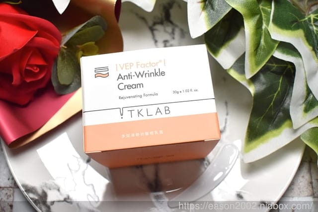 25歲輕熟齡肌膚使用的凍齡秘笈。TKLAB 植肌生技 多肽凍齡抗皺輕乳霜。質地清爽不黏膩，小分子好吸收。肌膚表面形成保護膜，保濕鎖水一次完成