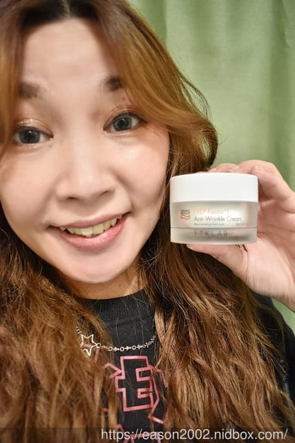 25歲輕熟齡肌膚使用的凍齡秘笈。TKLAB 植肌生技 多肽凍齡抗皺輕乳霜。質地清爽不黏膩，小分子好吸收。肌膚表面形成保護膜，保濕鎖水一次完成
