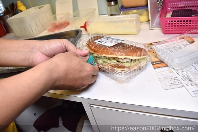 大安鬆餅外送。咕咕鬆餅屋-信大店。療癒系下午茶點心推薦。專業技術烘烤，吃多也不覺得口乾。鹹、甜口味，各式不同滋味，口味選擇多樣化。近大安捷運站步行約5分鐘腳程