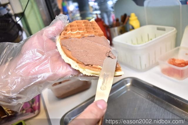 大安鬆餅外送。咕咕鬆餅屋-信大店。療癒系下午茶點心推薦。專業技術烘烤，吃多也不覺得口乾。鹹、甜口味，各式不同滋味，口味選擇多樣化。近大安捷運站步行約5分鐘腳程