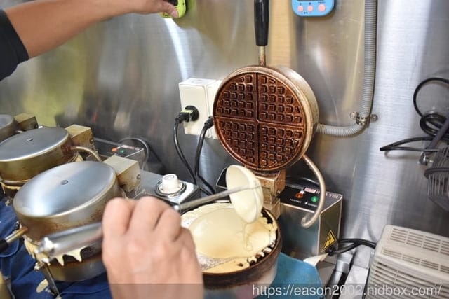 大安鬆餅外送。咕咕鬆餅屋-信大店。療癒系下午茶點心推薦。專業技術烘烤，吃多也不覺得口乾。鹹、甜口味，各式不同滋味，口味選擇多樣化。近大安捷運站步行約5分鐘腳程