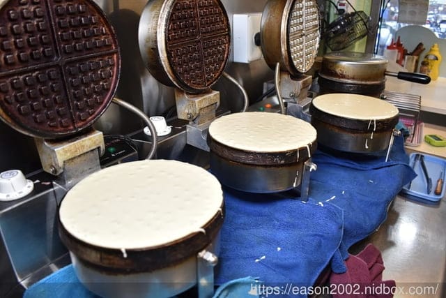 大安鬆餅外送。咕咕鬆餅屋-信大店。療癒系下午茶點心推薦。專業技術烘烤，吃多也不覺得口乾。鹹、甜口味，各式不同滋味，口味選擇多樣化。近大安捷運站步行約5分鐘腳程