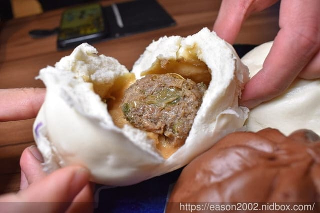 台中勤美綠道園B1美食推薦。藤記甜品。爆漿的巧克力包，讓你幸福感爆棚。黑糖與無糖豆漿結合的豆花湯底，香濃不甜膩。顆粒感的花生豆漿，原來豆漿也能有咬勁