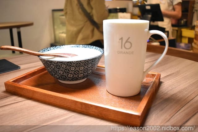台中勤美綠道園B1美食推薦。藤記甜品。爆漿的巧克力包，讓你幸福感爆棚。黑糖與無糖豆漿結合的豆花湯底，香濃不甜膩。顆粒感的花生豆漿，原來豆漿也能有咬勁