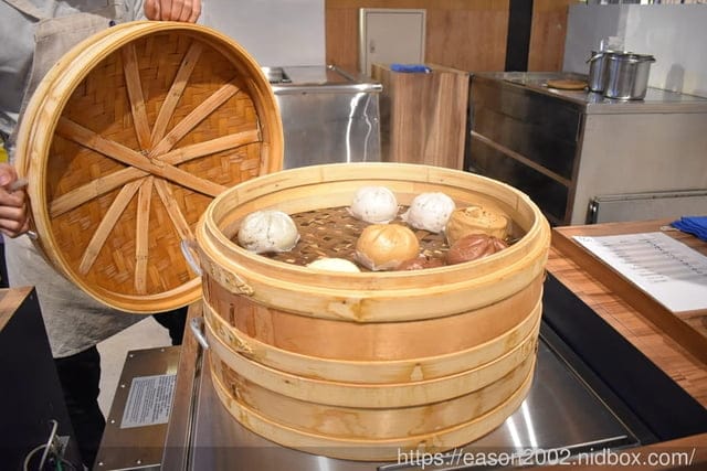 台中勤美綠道園B1美食推薦。藤記甜品。爆漿的巧克力包，讓你幸福感爆棚。黑糖與無糖豆漿結合的豆花湯底，香濃不甜膩。顆粒感的花生豆漿，原來豆漿也能有咬勁