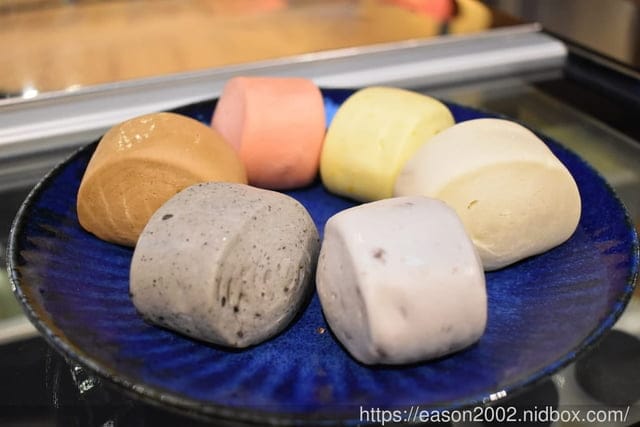 台中勤美綠道園B1美食推薦。藤記甜品。爆漿的巧克力包，讓你幸福感爆棚。黑糖與無糖豆漿結合的豆花湯底，香濃不甜膩。顆粒感的花生豆漿，原來豆漿也能有咬勁