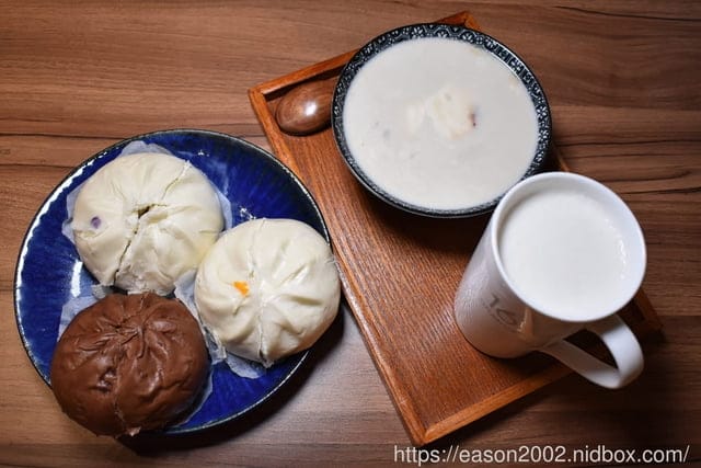台中勤美綠道園B1美食推薦。藤記甜品。爆漿的巧克力包，讓你幸福感爆棚。黑糖與無糖豆漿結合的豆花湯底，香濃不甜膩。顆粒感的花生豆漿，原來豆漿也能有咬勁
