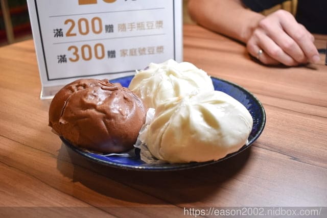 台中勤美綠道園B1美食推薦。藤記甜品。爆漿的巧克力包，讓你幸福感爆棚。黑糖與無糖豆漿結合的豆花湯底，香濃不甜膩。顆粒感的花生豆漿，原來豆漿也能有咬勁