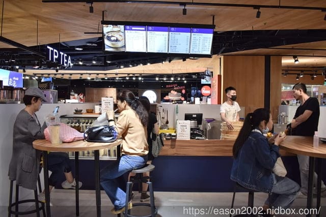 台中勤美綠道園B1美食推薦。藤記甜品。爆漿的巧克力包，讓你幸福感爆棚。黑糖與無糖豆漿結合的豆花湯底，香濃不甜膩。顆粒感的花生豆漿，原來豆漿也能有咬勁
