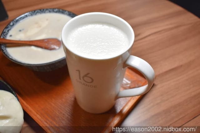 台中勤美綠道園B1美食推薦。藤記甜品。爆漿的巧克力包，讓你幸福感爆棚。黑糖與無糖豆漿結合的豆花湯底，香濃不甜膩。顆粒感的花生豆漿，原來豆漿也能有咬勁