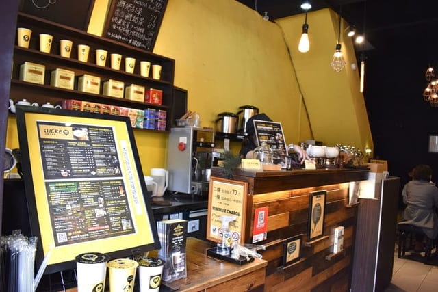 艋舺必訪咖啡座。#iHERE tea & cafe（當地小茶館）。奶茶界的LV松露鮮奶茶。保留日據時期的古式矮房，現代感的室內設計。英國皇室御用伯爵茶，從嘴裡漫延出的獨特茶香。讓人難以忘懷